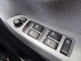 パワーウインドウスイッチ★電動格納機能付きで運転席からドアミラーの角度が調整可能です。電動格納機能付きです♪
