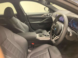 【コックピットシート】BMW車の主役席。車体中央にくる様に配置し車両重心とが一致する事でドライバーと車との一体感あるドライビングを実現。人間工学に基づき形成した形状が長時間のドライブ疲労も軽減します!