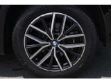BMW純正アロイホイール。安心の純正タイヤが標準装備です。お車詳細や展示状況はフリーダイヤル(0078-6002-498412)またはBPS城東鶴見06-6933-6600迄お気軽にお問合せ下さい。
