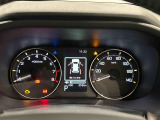 様々な車両情報を表示できるTFTマルチインフォメーションディスプレイを中央に配した視認性の高い大型2眼メーターです