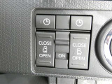 電動スライドドアのスイッチで車内からもスライドドアの開閉ができます。イージークローザー機能で半ドアになることも防止してくれます。