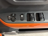 狭い駐車場で便利な電動格納ドアミラーが付いています。