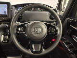 ハンドルにHondaセンシング系のクルーズコントロールやレーンキープアシストなどのスイッチと、オーディオの操作スイッチが装備されています。ハンドルから手を離さず安全に操作できます。