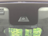 【三菱e-Assist】走行中に前方の車両等を認識し、衝突しそうな時は警報とブレーキで衝突回避と被害軽減をアシスト。より安全にドライブをお楽しみいただけます。