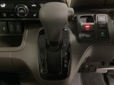 CVT車のセレクトレバーです。低速から高速まで、変速ショックのないスムーズな走りと、エンジン効率のよい領域を維持して燃費にも貢献します。サイドブレーキはスイッチ操作の電子制御パーキングブレーキです。