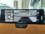 ●カメラ   360車両の前後左右に備えた計4つのカメラを活用し、車両を上方から見たようなトップビューのほか、フロントビュー、リアビュー、左右サイドビューの映像をセンターディスプレイに表示できます。