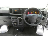 運転席からの視界はこんな感じです☆お気軽にご来店いただき、実際に座って是非お確かめください。ドライバーに寄り添う快適な操作フィールをもたらすステアリングです。