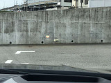 HUD: ヘッドアップディスプレイはドライバーが前方に集中できるよう、ナビや車速情報をフロントガラスに投影するシステムです。