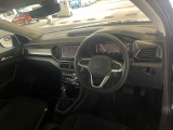 車に乗り込む際に見える景色です。分かりにくいかもしれませんが、ナビがちょっと運転席側に傾いており、走行中に視線を正面から離れない様に考えてデザインしております。