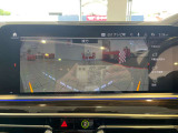 車体サイズが全長4,935&times;全幅2,005mmあるX5でも、アラウンドビューがあれば取り回しは驚くほど楽。上から見下ろす映像は解像度が高く、駐車時の死角をしっかりカバーしてくれる。