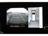 前後左右のカメラの映像を合成し、車を上から見たような視点のパノラミックビューモニター。後方の死角だけでなく左右や前方の障害物の発見もしやすくなります。