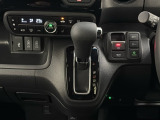 CVT車のセレクトレバーです。低速から高速まで、変速ショックのないスムーズな走りを実現するとともに、エンジン効率のよい領域を維持することで燃費にも貢献します。