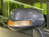 【電動格納ミラー】サイドミラーは電動格納式となっており、狭い駐車場でもキズがつくリスクを抑えられます。