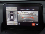 【360&deg;ビュー・モニター】専用カメラにより上から見下ろしたような視点で360度クルマの周囲を確認することができます。駐車が苦手な方でも縦列駐車や幅寄せ時に活躍してくれます。