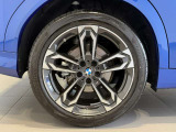 BMWの純正アロイホイールは軽量かつ強度にも優れているホイールで走行性能を引き上げる設計になっております。足元にもBMWは妥協がなくこだわっている個所になります。