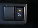 運転席シートヒーターを装備しており、寒い季節のドライブも快適。スイッチ操作で素早く温まり、冬場の通勤や長距離移動をしっかりサポートします。