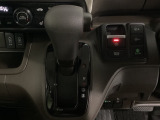 CVT車のセレクトレバーです。低速から高速まで、変速ショックのないスムーズな走りと、エンジン効率のよい領域を維持して燃費にも貢献します。サイドブレーキはスイッチ操作の電子制御パーキングブレーキです。