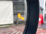 【ブラインドスポットモニター】走行中、ドアミラーの死角になりやすい箇所に後続車が接近するとサイドミラー付近に警告を表示、ドライバーに注意喚起をしてくれます。