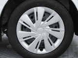 14インチ純正フルホイールキャップ付きスチールホイール。 タイヤサイズは155/65R14