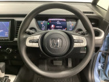 オーディオのチャンネル変更やボリュームなどの操作スイッチの他にレフトセレクターホイールがついています。中央部を指先で上下に動かすことで、マルチインフォメーション・ディスプレイの各表示が確認できます。