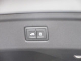 オートマチックテールゲートは運転席・リモコンからも操作可能です。高さの設定も自由に出来ます。