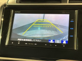 リバースギアに入れるだけで後方の表示へ切り替わります。夜間や雨の日の駐車も楽になりますよ。