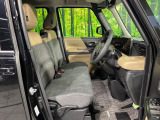 運転席まわりには十分なスペースがあり、大柄な方でもゆったり運転していただける環境です。