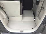後席は分割可倒式で、用途に合わせてアレンジ可能。荷物の量や乗車人数に応じて柔軟に使える便利なシートです。