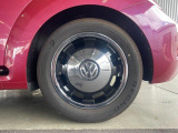 215/55R17タイヤに特別装備のアルミホイール&rdquo;CircleBlackを装着。