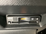 ETCがついています。高速道路の料金所の通過も楽々です!。 カードの取り出しもしやすい場所についています。