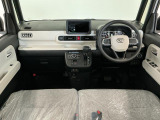 【インパネ】運転のしやすさを最優先に設計された見晴らしの良いフロントビュー。車両間隔が掴みやすく狭い道でも安心♪「安全」と「品質」を最優先に、安心してお乗りいただけるクルマを提供いたします。