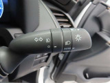 スイッチをオートに設定しておけば、車外の明るさに応じて自動的にヘッドランプを点灯・消灯します。夕暮れ時やトンネルの続く山道などを走行する時に便利なコンライトを装備しています。