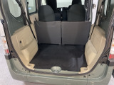 商用車ならではの広大な荷室です。開口部も大きいので荷物の出し入れもスムーズです。