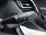 スイッチをオートに設定しておけば、車外の明るさに応じて自動的にヘッドランプを点灯・消灯します。夕暮れ時やトンネルの続く山道などを走行する時に便利なコンライトを装備しています。