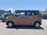 乗り降りのイメージが湧く左側面。ドア面の通りやスライド有無、小キズの出やすい部分も確認◎。