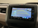 リバースギアに入れるだけで後方の表示へ切り替わります。夜間や雨の日の駐車も楽になりますよ。