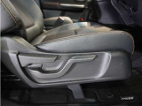 【ハイトアジャスター】レバーの上下操作だけで、座面を運転しやすい高さへ簡単に調節できます。