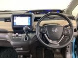 【ハンドル】運転にかかわる様々な操作を安全に行えるように視点移動が少なく操作性に配慮されたスイッチ類が凝縮されたコックピットです。