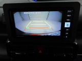 後退時に車両の後ろ側をモニター画面に表示します。車庫入れなどでバックする際に後方確認ができて便利です。車庫入れが苦手な人もこれで安心。