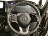 ハンドルにHondaセンシング系のクルーズコントロールやレーンキープアシストなどのスイッチと、オーディオの操作スイッチが装備されています。ハンドルから手を離さず安全に操作できます。