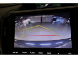 バックギヤに入れるとバックカメラの映像がナビに映りますハンドルと連動してガイドラインも曲がってくれるのでバックがしやすいです。