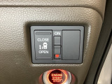 左側電動スライドドアは運転席からでも操作ができるように、ハンドル付近に開閉の操作スイッチが付いています。