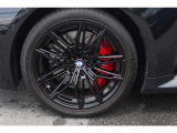 【BMWアロイホイール】軽量かつ強度に拘ったアロイホイール。走行性能ポテンシャルを引き出す設計。タイヤのサイドウォールが強化されたランフラットタイヤは、パンク時にタイヤがつぶれてもリムから外れません。