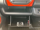 大型のグローブボックスは車検証など大きな物もすっぽりと収まるサイズとなっております。
