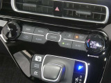 【オートエアコン】車内温度を感知して自動で温度調整をしてくれるのでいつでも快適な車内空間を創り上げます!どの席に座っても快適なドライブが楽しめます♪