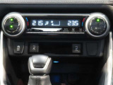 左右独立温度コントロールフルオートエアコンです。運転席、助手席それぞれで独立して温度設定ができます。冷え性の方が乗っても安心ですね♪