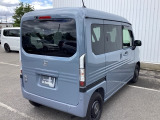 コンビネーションランプを高い位置に配置、後続車に見やすいデザインで安全にも配慮。