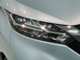LEDヘッドライトは、点灯の瞬間から最大光量を発揮し、突然暗くなるトンネルなどでの安定感を高めます。