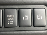 【両側パワースライドドア】スマートキーや運転席のスイッチで後席両側スライドドアの開閉が可能♪電動だから力を入れてドアを開ける必要が無く、小さなお子様でも簡単に開け閉めでき快適です♪