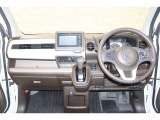 操作性に優れた運転席となります!小物入れや各ボタンの配置にこだわり、使いやすいです!座り心地もよく視認性も良好なのでロングドライブもお任せ下さい!